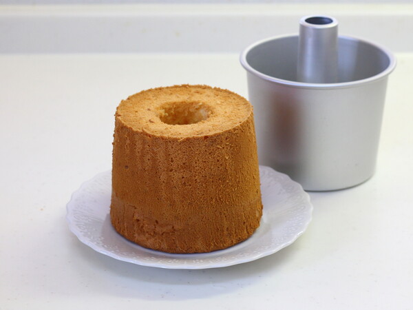 型から外したココナッツシフォンケーキ