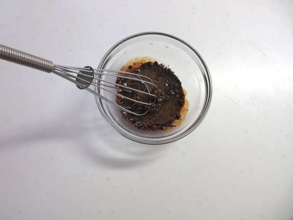 画像 インスタントコーヒーを熱湯で溶かす