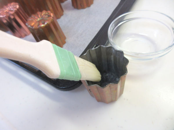 画像 カヌレ型に油脂を塗る