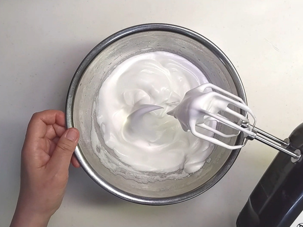 画像 卵白を泡立ててメレンゲを作る