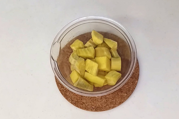 さつまいもを切って加熱する