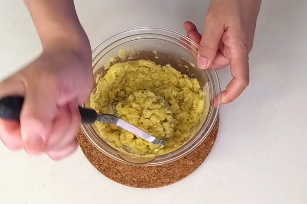 さつまいもをつぶしてフィリングを作る
