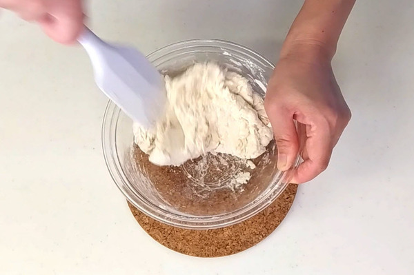 パン生地の材料をボールで混ぜる