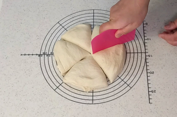 パン生地を5等分する