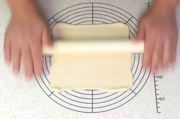 パン生地をめん棒でのばす