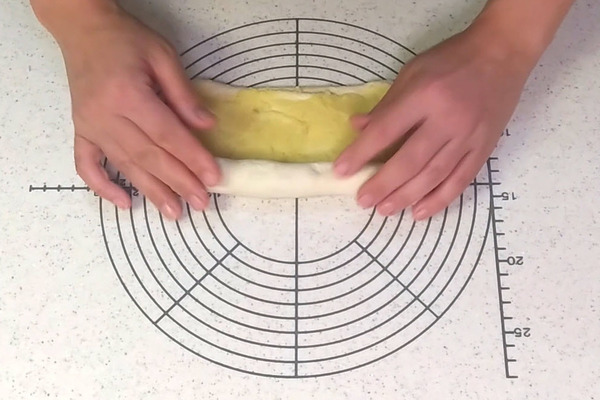 フィリングを包むように生地を巻く