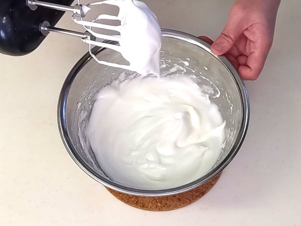 画像 砂糖を加えて泡立てたメレンゲ