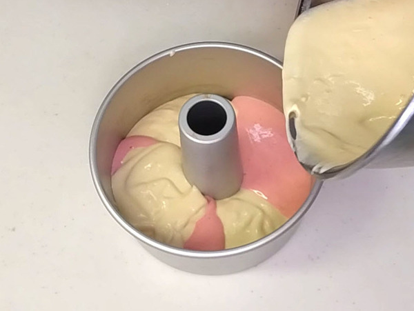 画像 型に2色の生地を交互に流し入れる