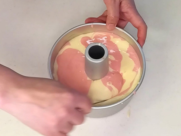 画像 型の中の2色の生地でマーブル模様を作る