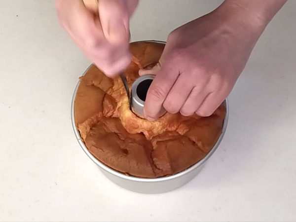 画像 焼き上がったシフォンケーキを型から外す