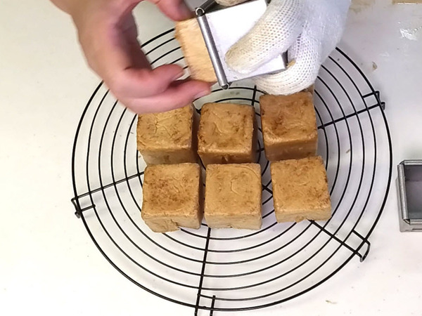 プチキューブ型で♪ 苺のシューパルフェの作り方の手順7