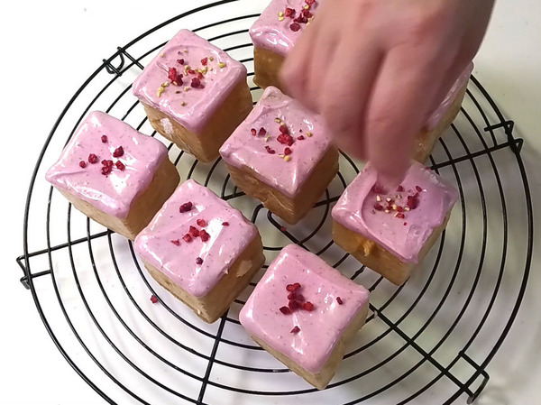 プチキューブ型で♪ 苺のシューパルフェの作り方の手順10