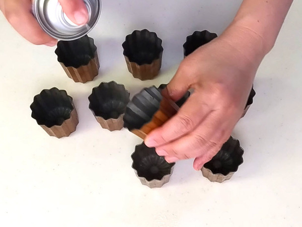 銅カヌレ型に油脂を塗る