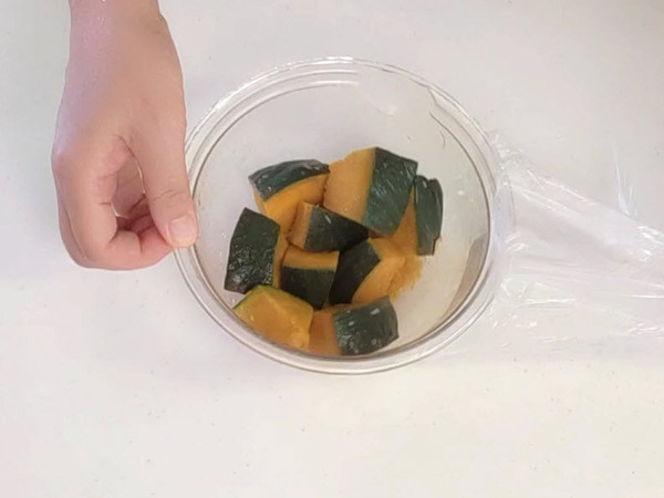 かぼちゃをつぶしてペースト状にする