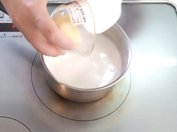 牛乳を温めてバターを溶かす
