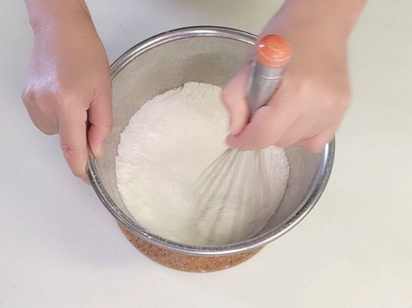 薄力粉とグラニュー糖を混ぜる