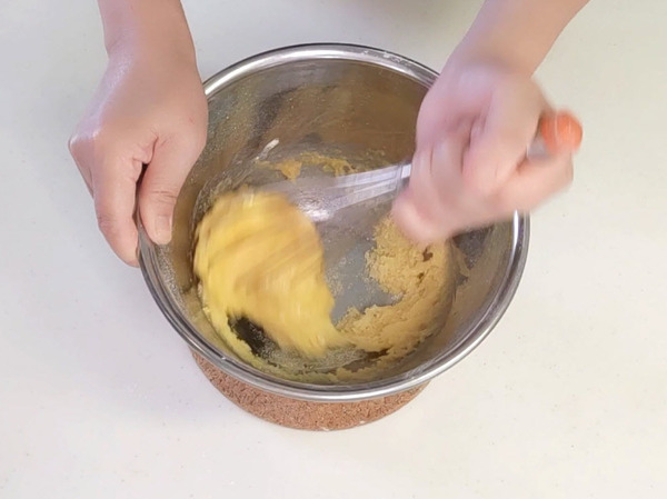 卵と卵黄を粉類に加えて混ぜる
