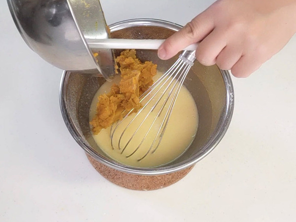 牛乳液とかぼちゃペーストを混ぜる