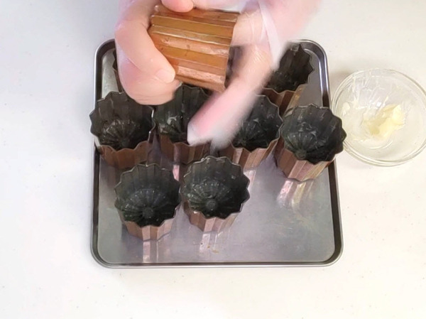 銅カヌレ型にやわらかくしたバターを塗る