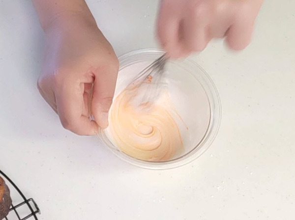 粉糖と卵白を混ぜてアイシングを作る