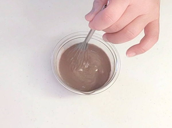 画像 温めた牛乳とチョコレートを混ぜる