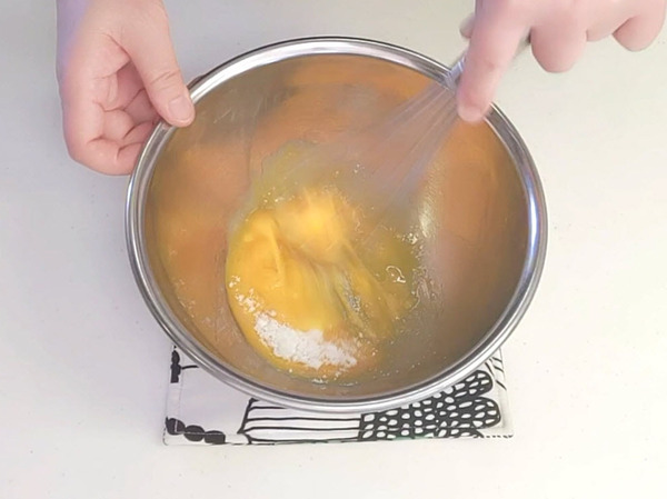 画像 卵黄と砂糖を泡立て器で混ぜる