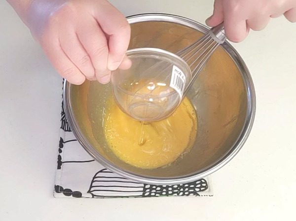 画像 卵黄生地にチョコレート液を加える