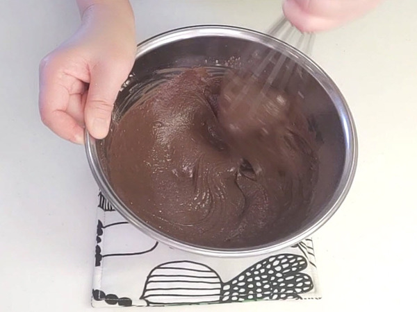 画像 粉類を加えたチョコレート生地を混ぜる