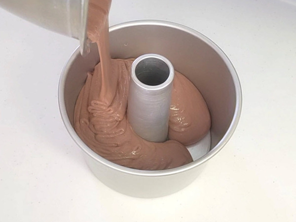 画像 シフォン型にチョコレート生地を流し入れる