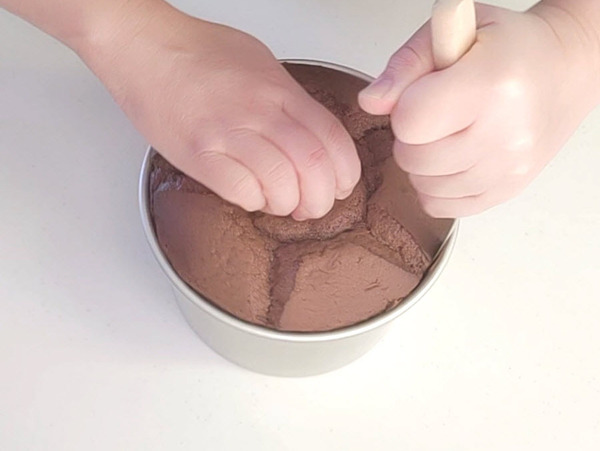画像 焼き上がったシフォンケーキを型から取り出す