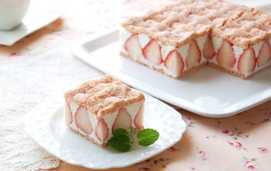 苺とホワイトチョコのスクエアケーキの完成写真