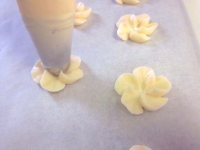 花をあしらっておめかし♪ バニラヨーグルトシフォンの作り方の手順10