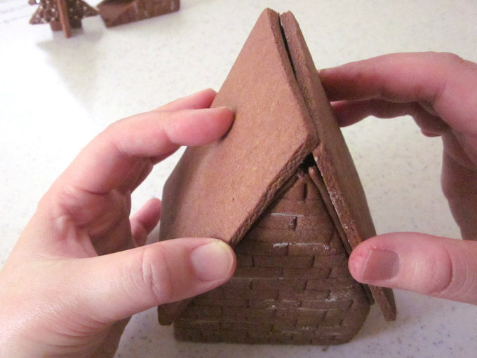 画像 つやつやのチョコレート屋根♪ チョコレートのヘクセンハウスの作り方の手順17