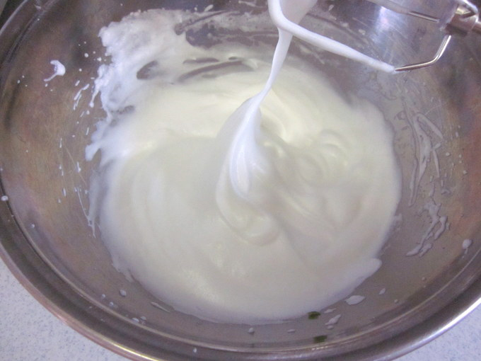 持ちやすく食べやすい♪ クリームシフォンサンドの作り方の手順4