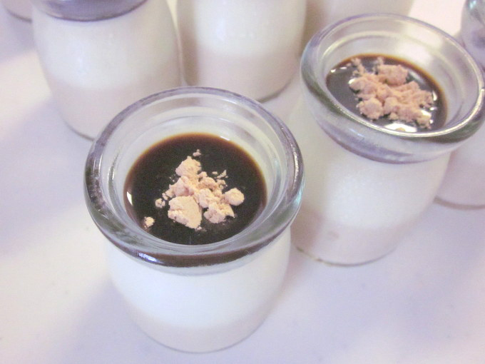 黒みつときなこを添えて♪ ガラスデザート瓶で豆乳黒糖プリンの作り方の手順7