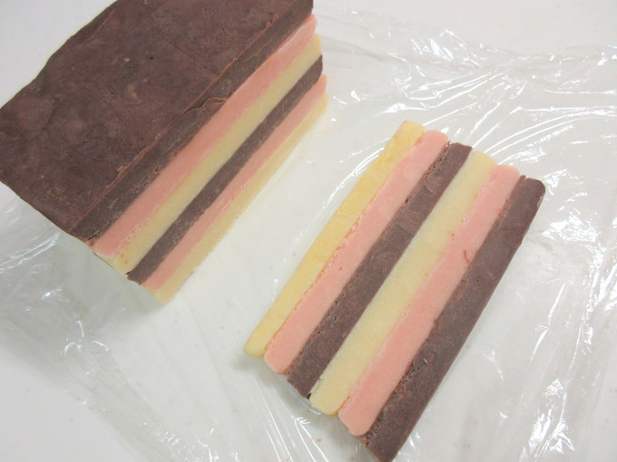バレンタインやホワイトデーに♪ 苺とココアのストライプクッキーの作り方の手順9