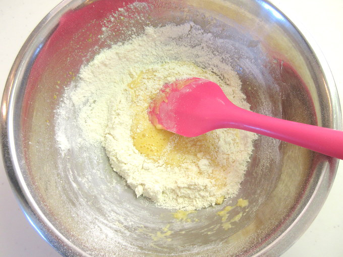 甘酸っぱい苺味♪ つぶつぶ苺のマドレーヌの作り方の手順2