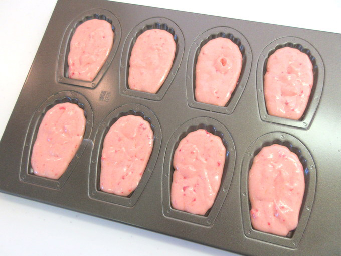 甘酸っぱい苺味♪ つぶつぶ苺のマドレーヌの作り方の手順4