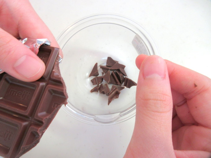 とっても簡単♪ ホットケーキミックスのチョコ入りマフィンの作り方の手順1