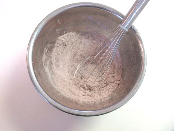 中までチョコたっぷり♪ 生チョコカヌレの作り方の手順3