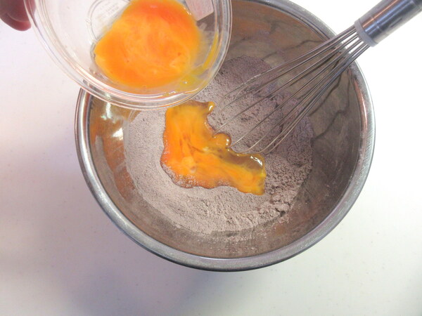 中までチョコたっぷり♪ 生チョコカヌレの作り方の手順4