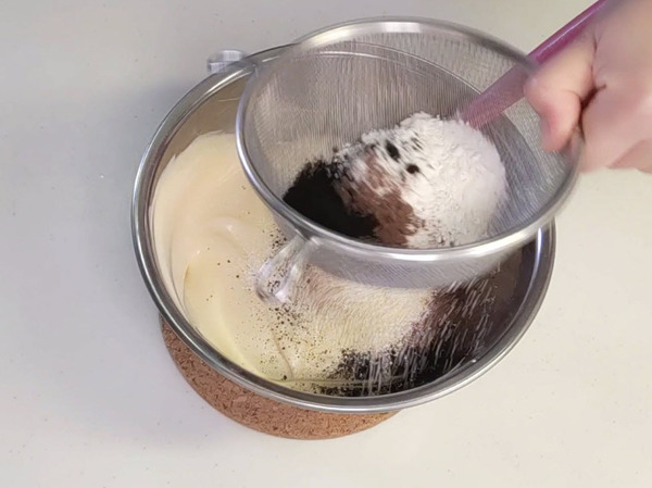 モノクロスイーツ♪ ブラックロールケーキの作り方の手順4