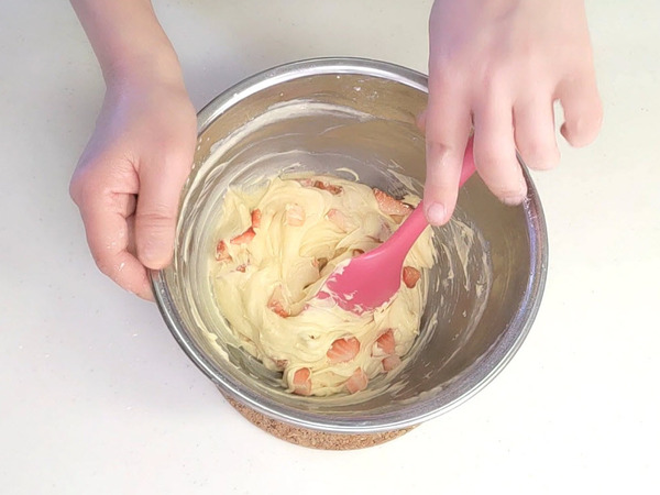ふわふわ甘酸っぱい♪ 苺とホワイトチョコのマフィンの作り方の手順6