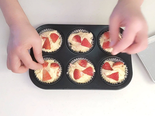ふわふわ甘酸っぱい♪ 苺とホワイトチョコのマフィンの作り方の手順7