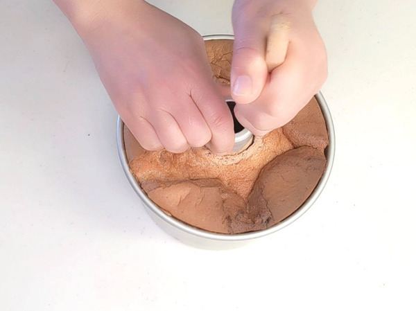生クリームたっぷり♪ クリームin苺シフォンケーキの作り方の手順10