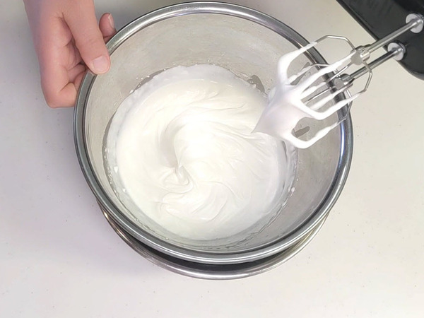 生クリームたっぷり♪ クリームin苺シフォンケーキの作り方の手順11